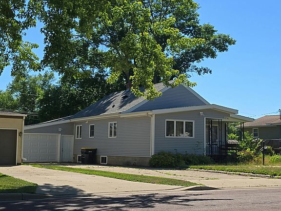 3rd image of 705 S Elm St