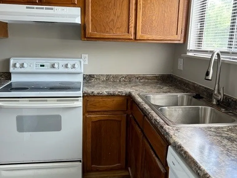 1317 Cora Ln — Photo 2
