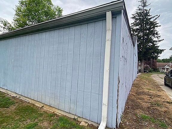3rd image of 2353 Oak Grove Pl