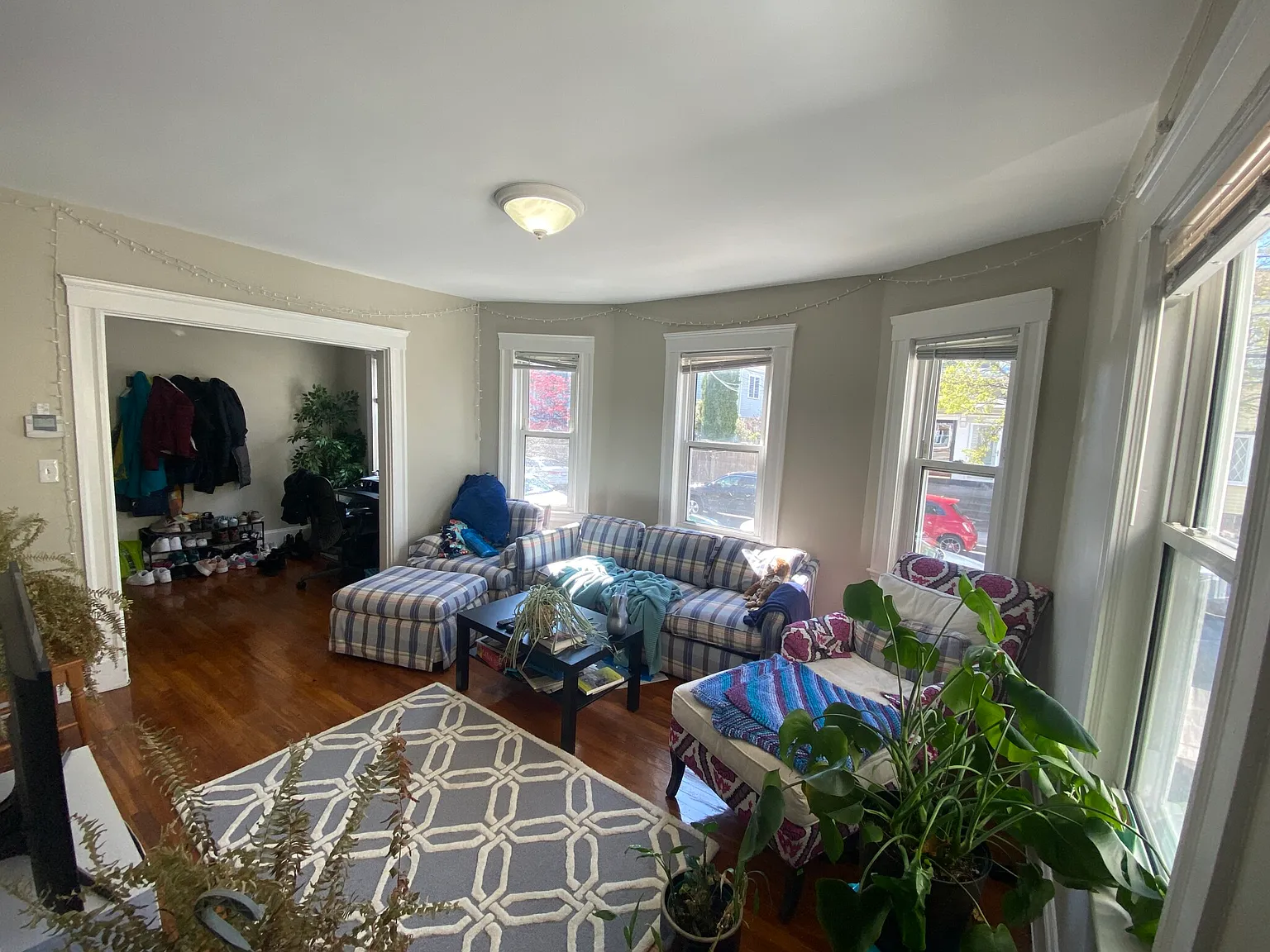 3 bed, 1.5 bath, 1350 sqft, $4,700 — Photo 2