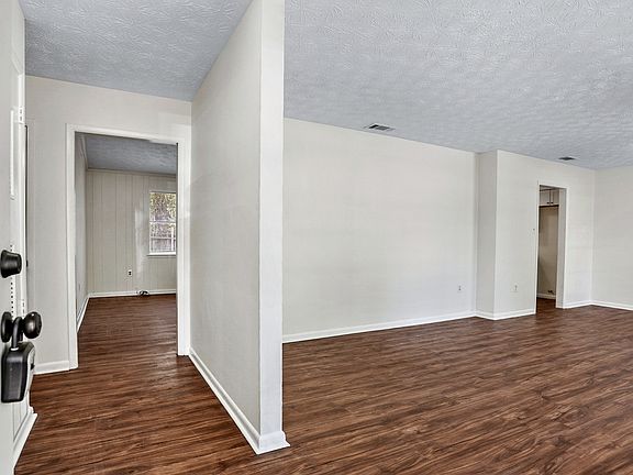 5th image of 9 E Welwood Dr