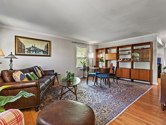 3rd image of 212 Chippendale Cir