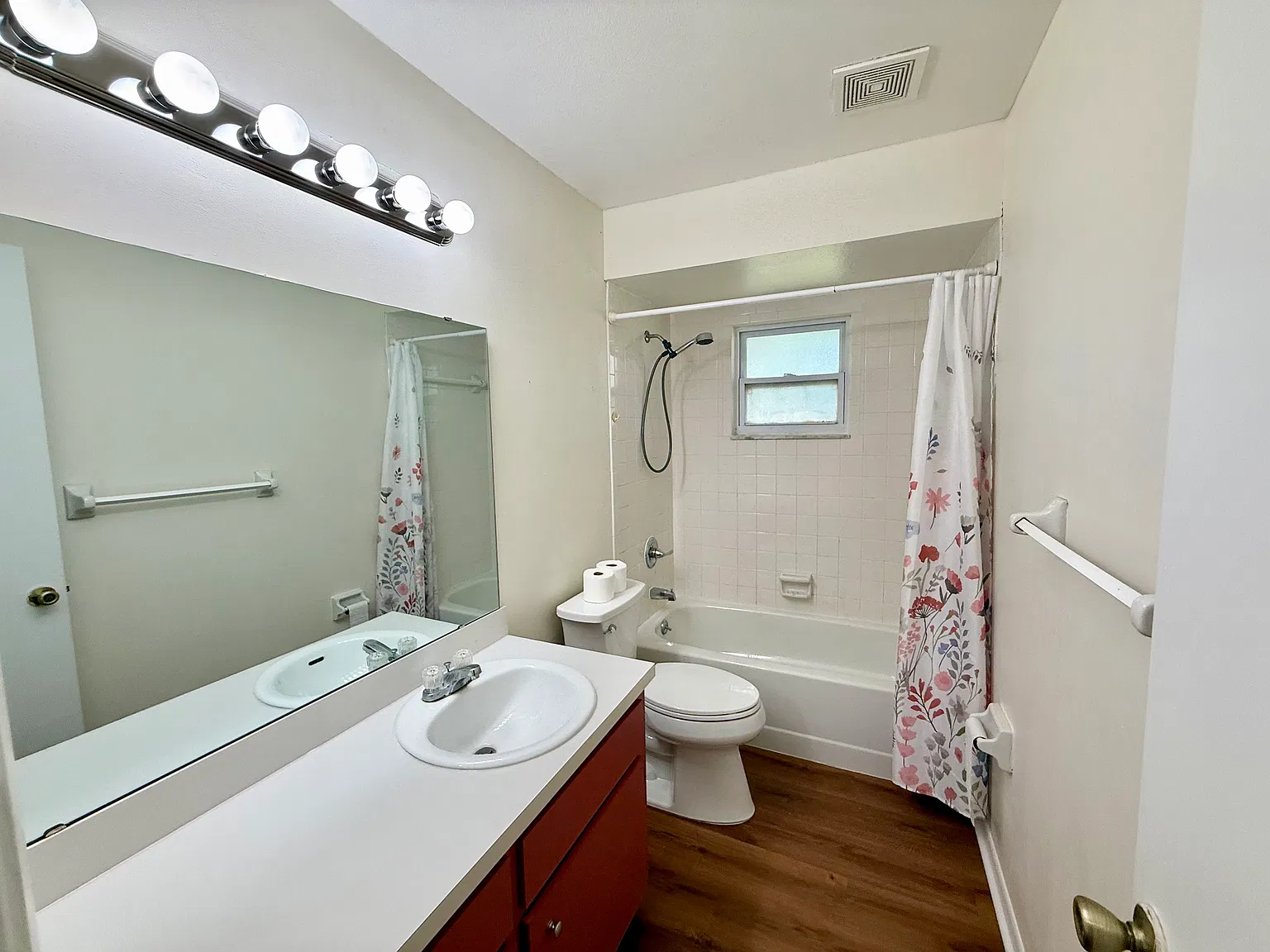3 bed, 2324 sqft, $2,795 — Photo 3
