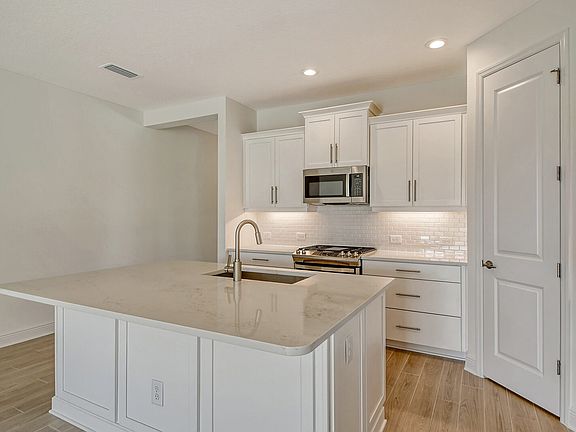 4th image of 450 Ariano Ave