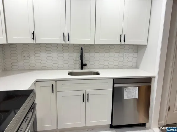 530 Fairview Ave APT 300, Westwood, NJ 07675