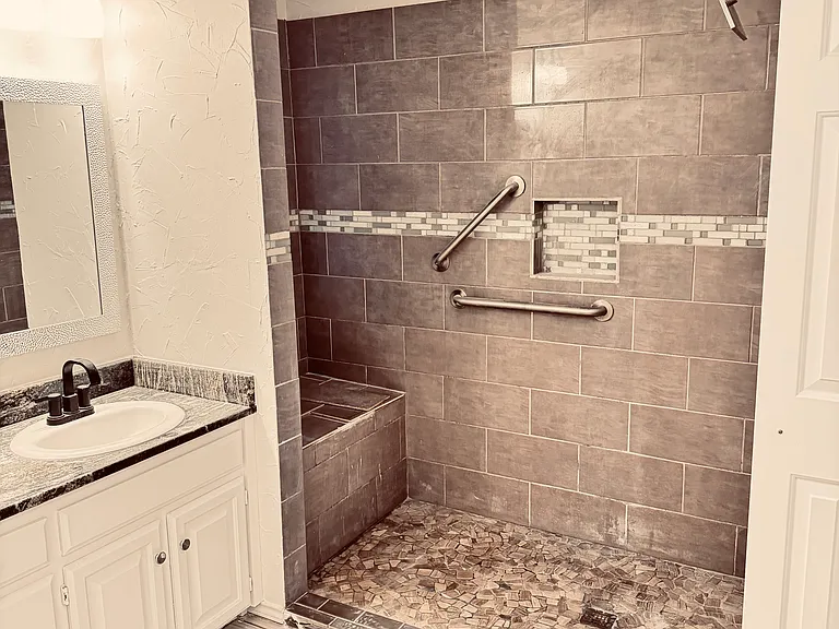 1004 Silverthorn Ct — Photo 13