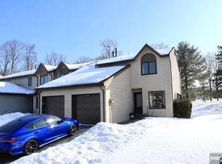 8 Dogwood Cir, Flemington, NJ 08822