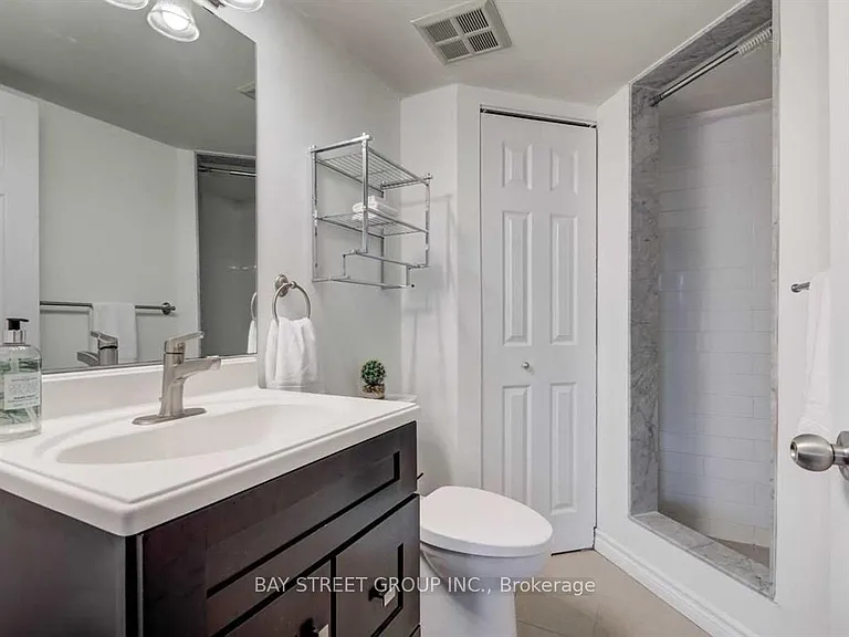 456 College St #602 — Photo 10
