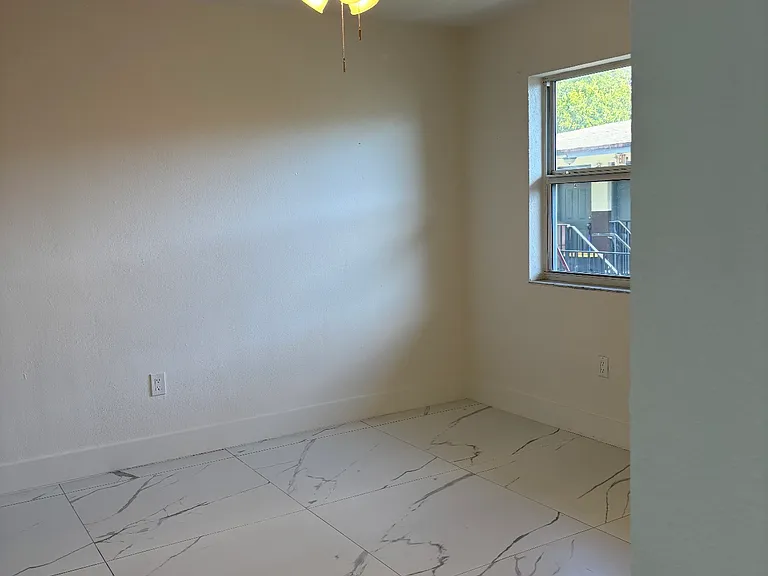 1040 SW 4th St #4 — Photo 6