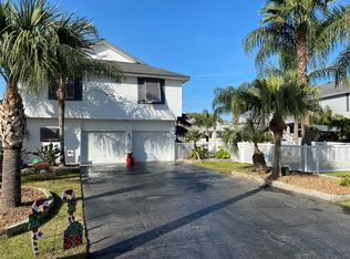 325 Tahiti Rd, Tiki Island, TX 77554