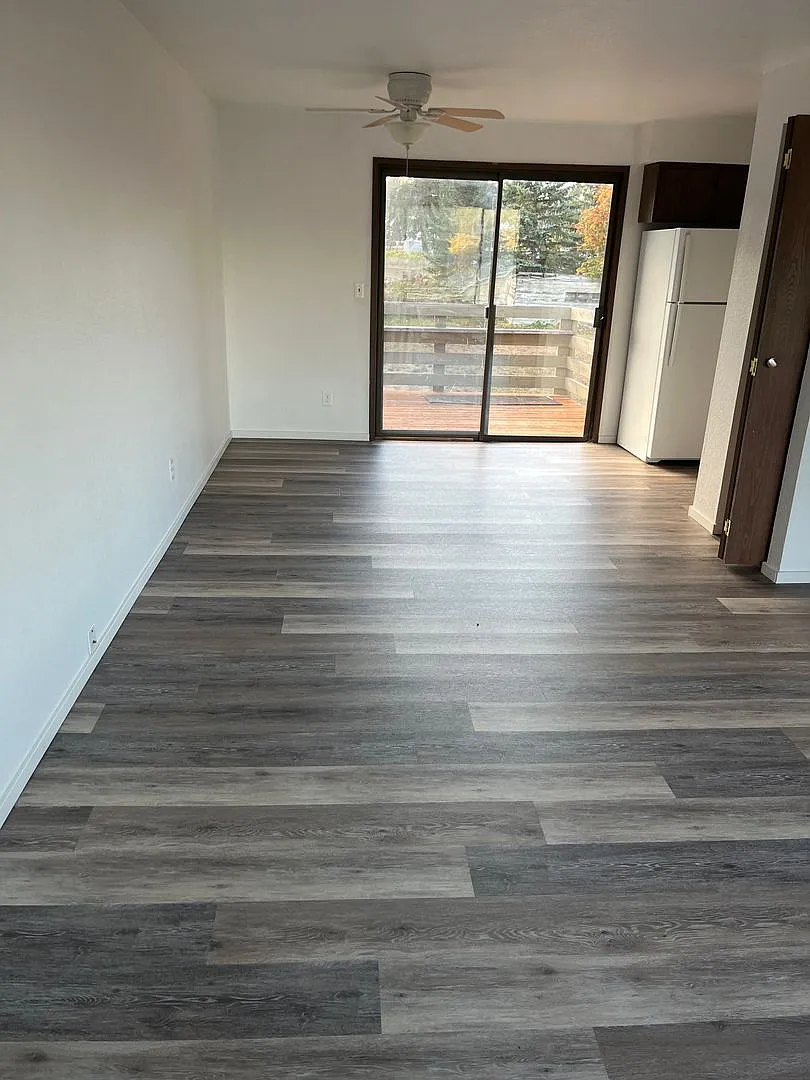 Sutherlin Upstairs 2 bedroom apartment on Comstock — Photo 2