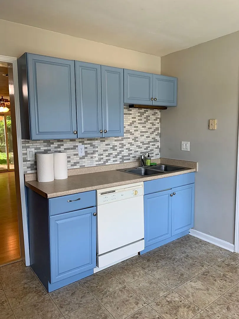 3 Bedroom 1 full, 2 half bath Townhouse — Photo 4