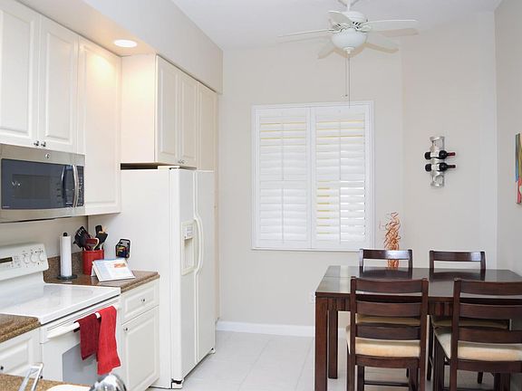3rd image of 8 Harbour Isle Dr E Unit 103