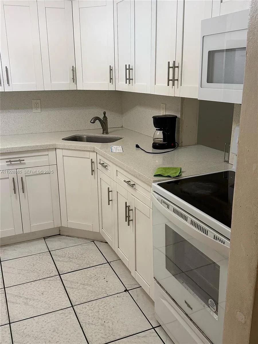 Building Photo - 1400 NE 191st St #222