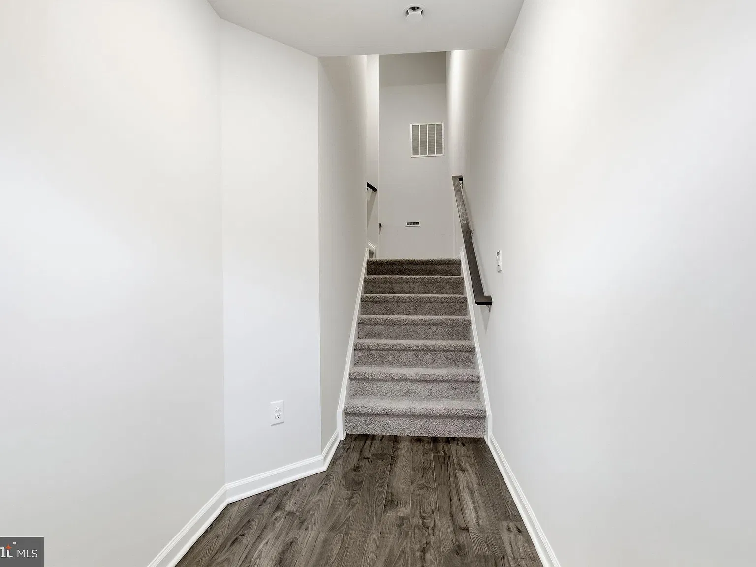 3 bed, 2.5 bath, 2208 sqft, $3,100 — Photo 3