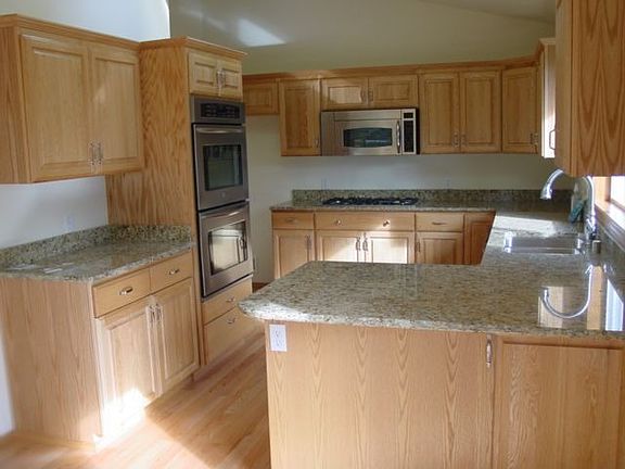 Gourmet Kitchen w/slab granite counters