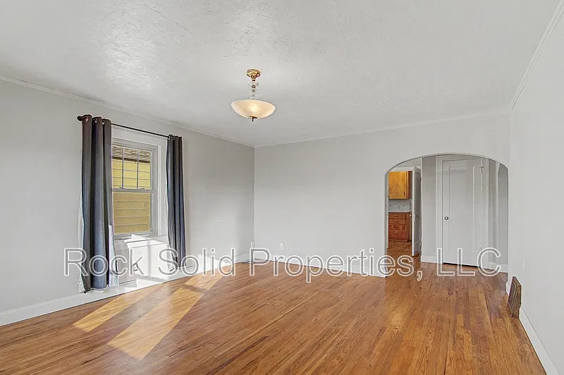 3 bed, 2.0 bath, 1996 sqft, $1,900 — Photo 4