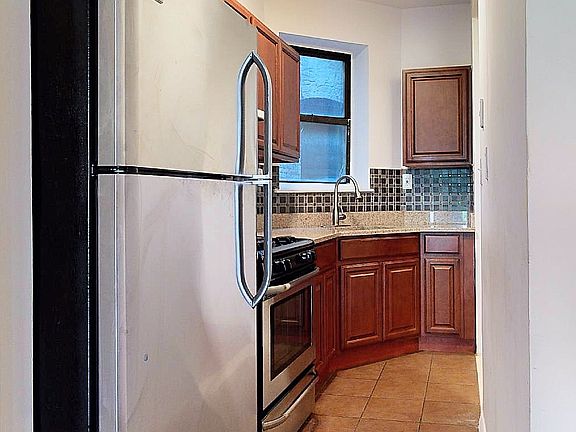 3rd image of 824 Washington Ave APT 3A