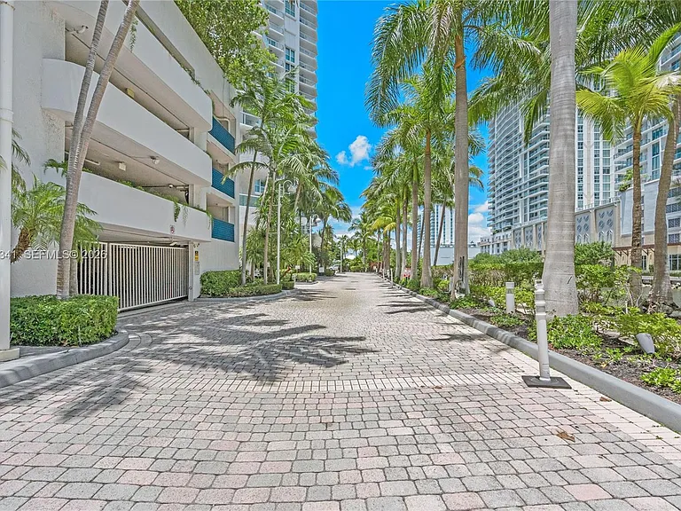 16500 Collins Ave #652 — Photo 19