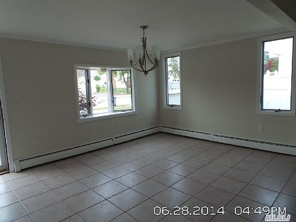 2nd image of 2 Old Oak Ln