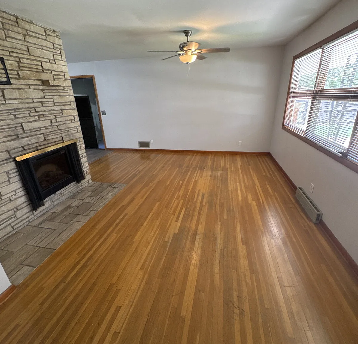 3 bed, 2.0 bath, 1245 sqft, $1,595 — Photo 3