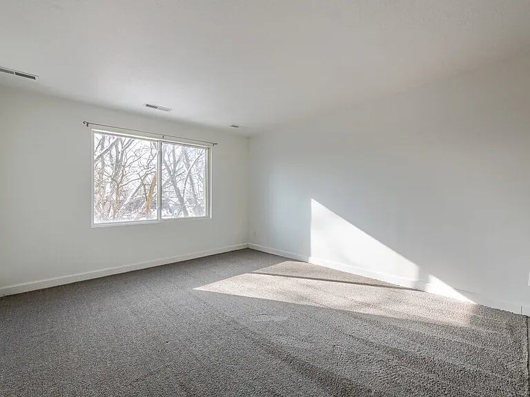 Skyview Manor — Photo 11