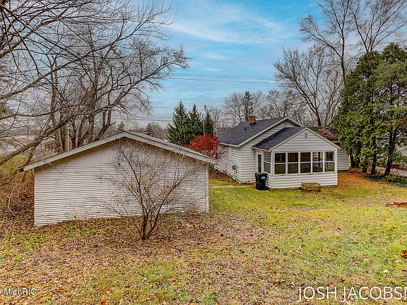 5th image of 4927 W River Dr NE