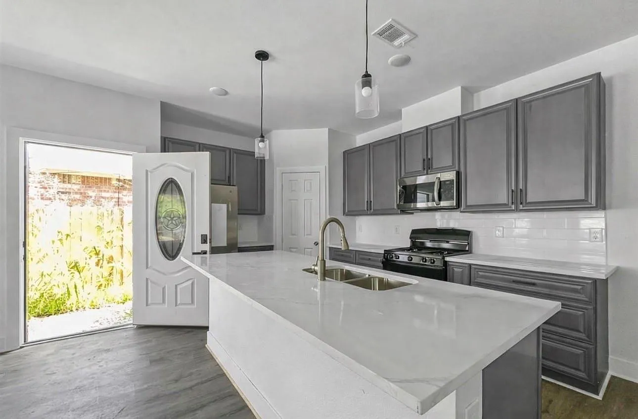 3 bed, 2.0 bath, 2590 sqft, $1,800 — Photo 4