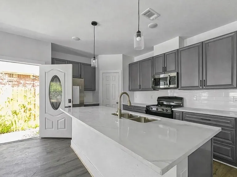 6010 Bobby Burns St #B — Photo 4