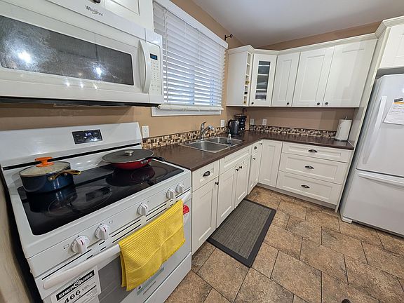 4th image of 1065 Hickorywood Cres