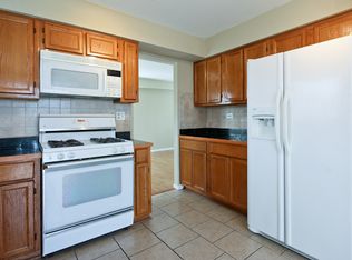 18 Truman Ln, Streamwood, IL 60107