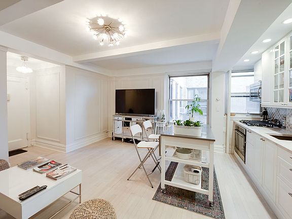 2nd image of 325 W 45th St APT 616