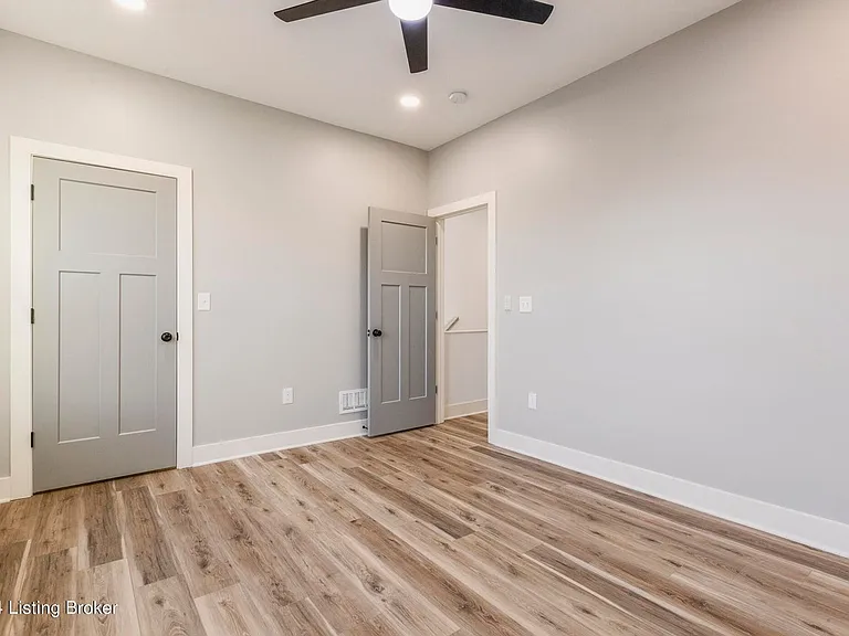 923 E Oak St — Photo 39