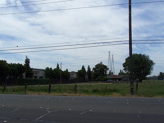 5th image of 1674 W Yosemite Ave