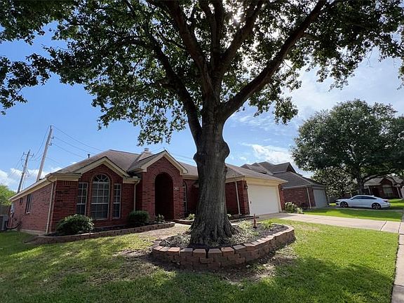 3rd image of 1805 Oak Hollow Dr W