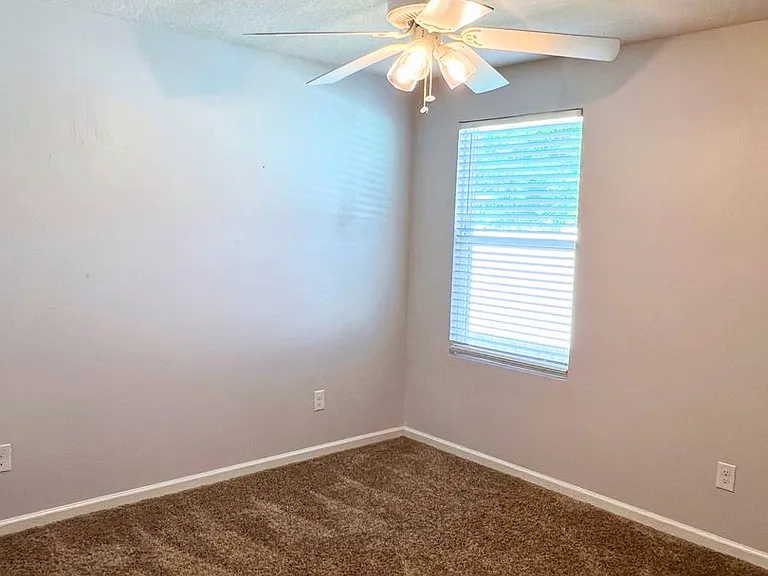 204 Hayworth Ct — Photo 6