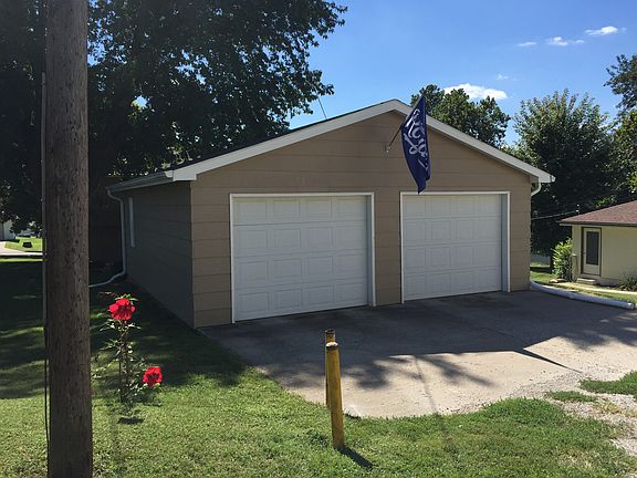 2-car garage w/alley access