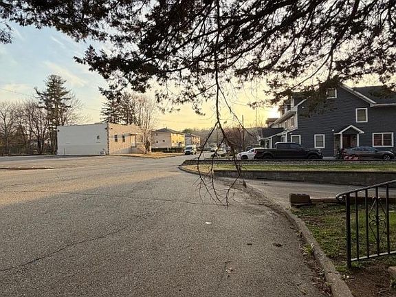 5th image of 28 Carr St