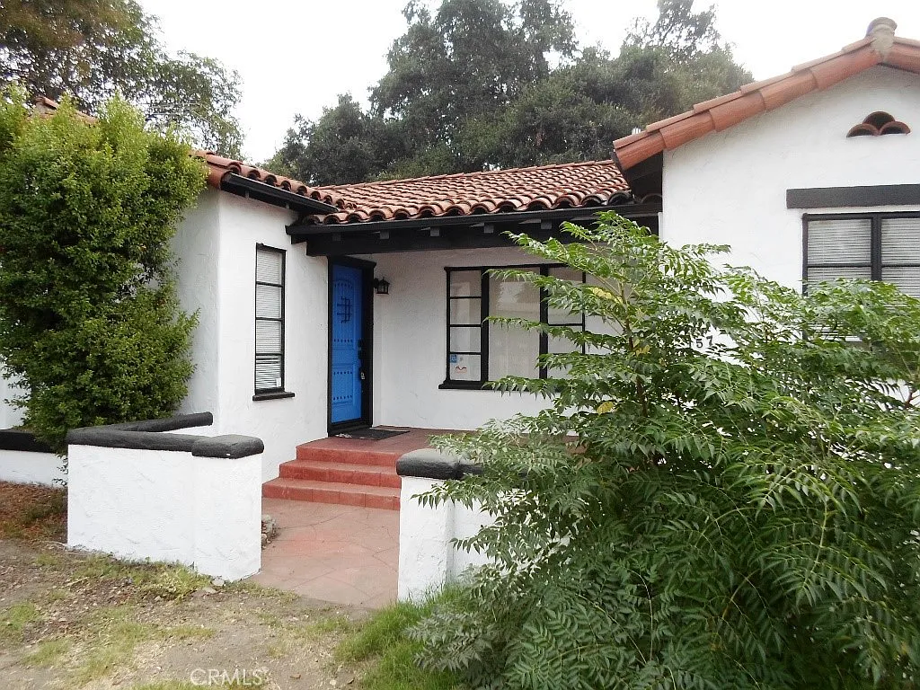 Building Photo - 1574 N Orange Grove Ave