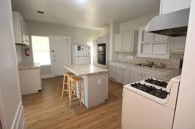 6 bed, 3.0 bath, 2660 sqft, $2,795 — Photo 3