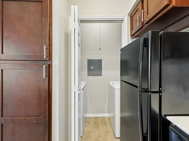 Oaks White Rock — Photo 42