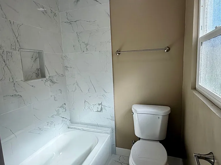 324 W Opp St #6 — Photo 8