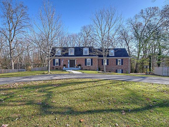 3rd image of 2206 Camelot Cir
