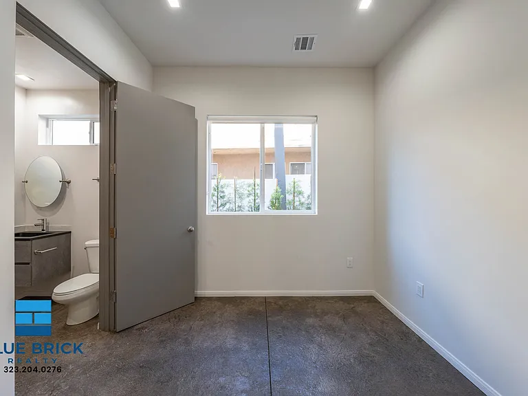 5239-5241 Huntington Dr S — Photo 27
