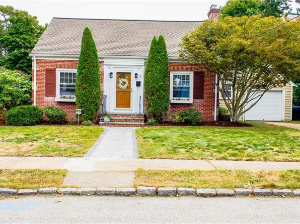 78 Parkside Dr, Warwick, RI 02888