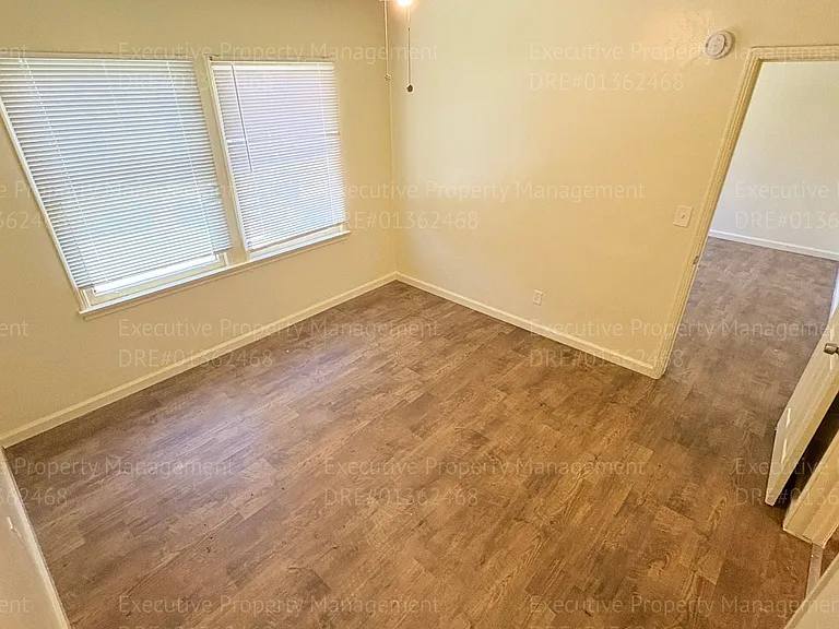 2321 N Inyo St — Photo 9