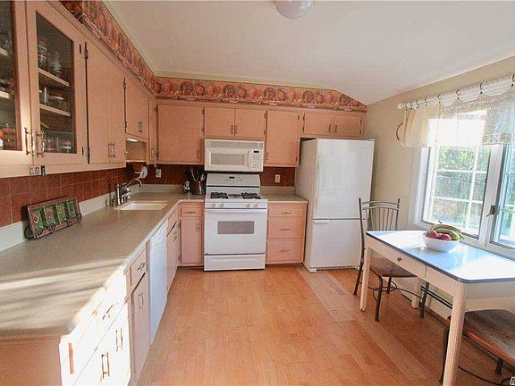 4th image of 30 Ross Ave