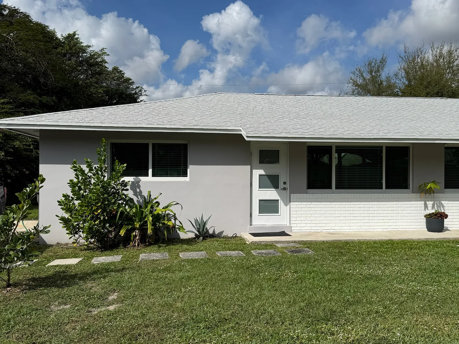 3 bed, 1200 sqft, $2,400 — Photo 2