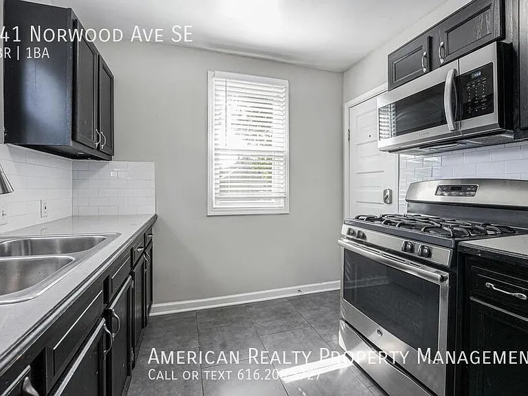 541 Norwood Ave SE — Photo 3
