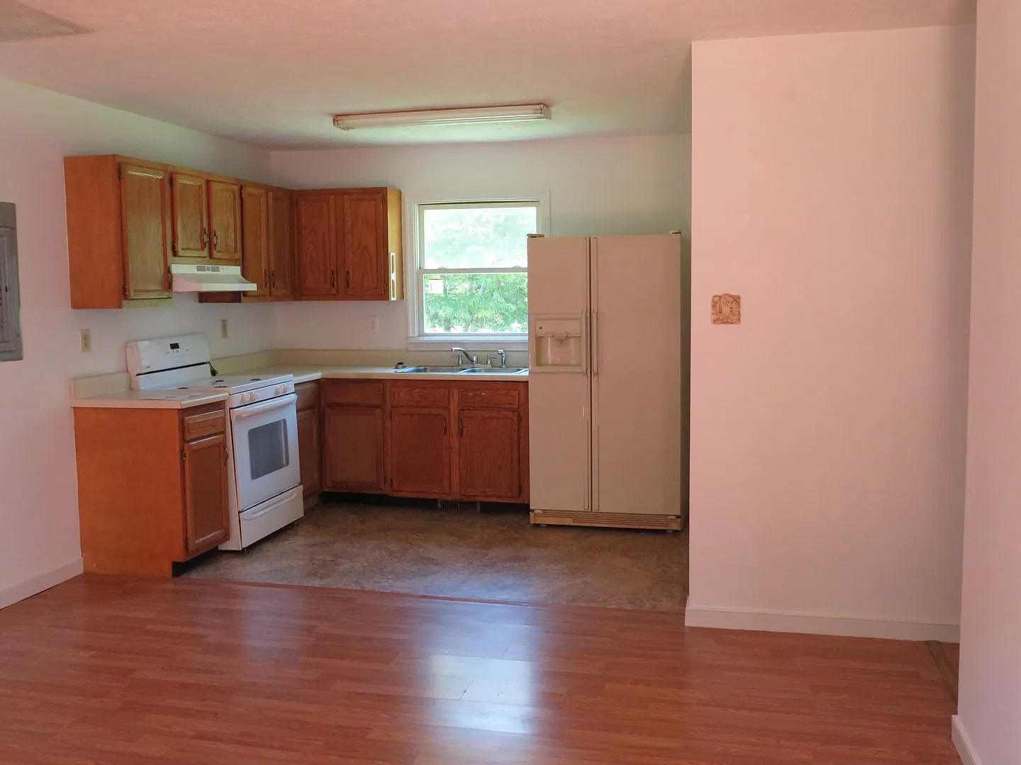 3 Bedroom 2 Bath home on 1 acre — Photo 4